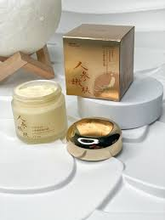 Laboratory shot of antioxidant testing showing free radical neutralization in vitro.